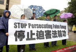 Preko 100 Falun Gong praktikanata i ljudi koji ih podržavaju se okupilo 15. veljače ispred kineskog konzulata u Los Angelesu kako bi pozvali na prekid progona