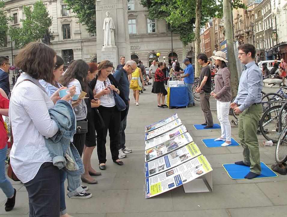 Falun Gong praktikanti zajedno rade vježbe na St. Martin Placeu 12. juna 2018. godine. 