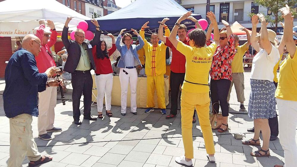 Šest vladinih zvaničnika uče drugu Falun Gong vježbu.