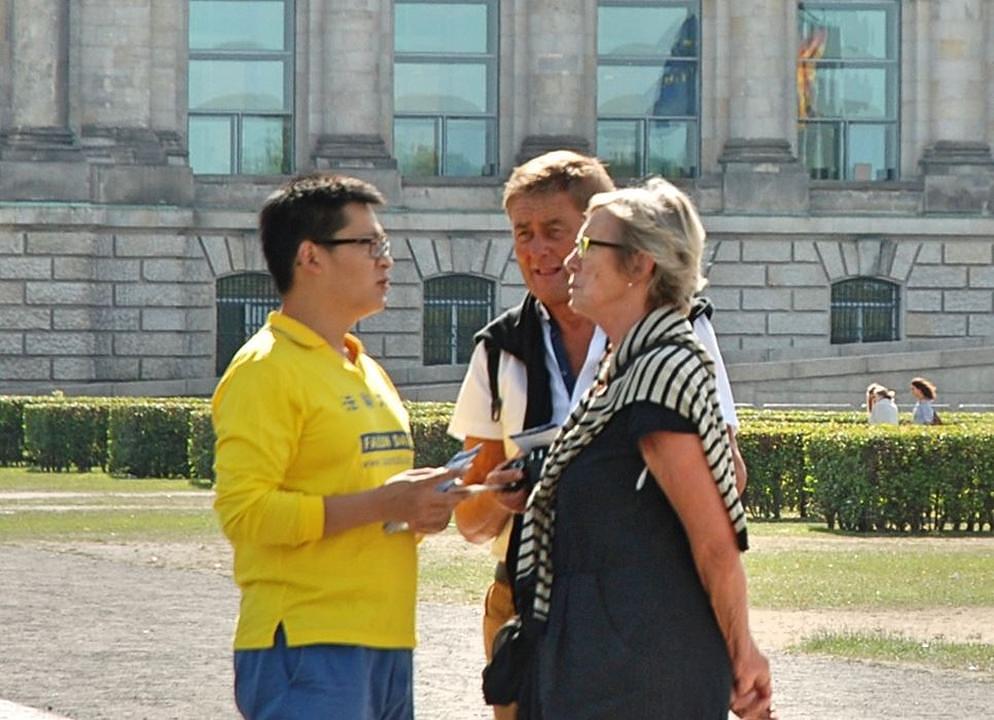 Bračni par iz Dusseldorfa - šokirani kad su čuli za žetvu organa od živih praktikanata Falun Gonga u Kini, a koju odobrava kineska država. Žena je komentirala: „Sjajno je što uspijevate ostati tako mirni suočeni sa tako okrutnim progonom." 