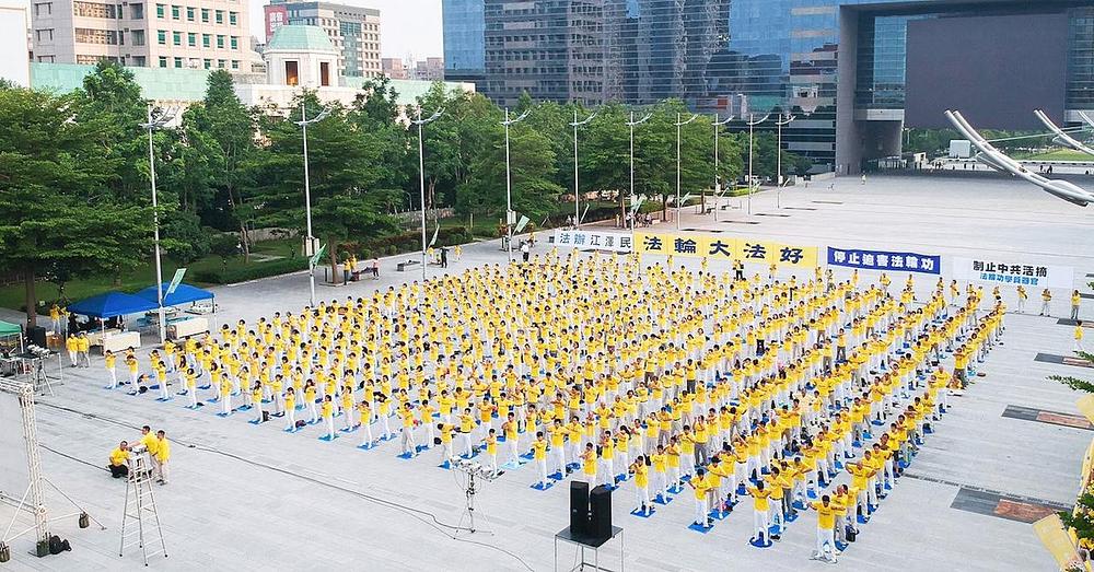 Falun Gong skup i bdijenje uz svijeće na trgu ispred Gradske vijećnice u Taichungu, 14. jula 2018.