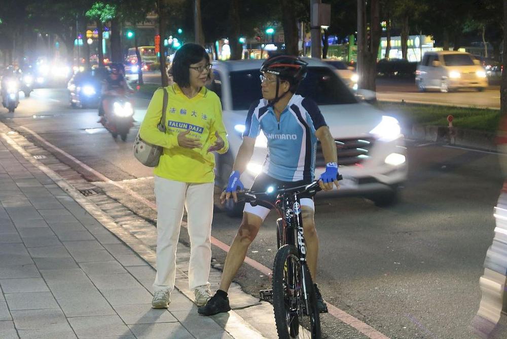 Jedan praktikant govori motociklisti o Falun Gongu.