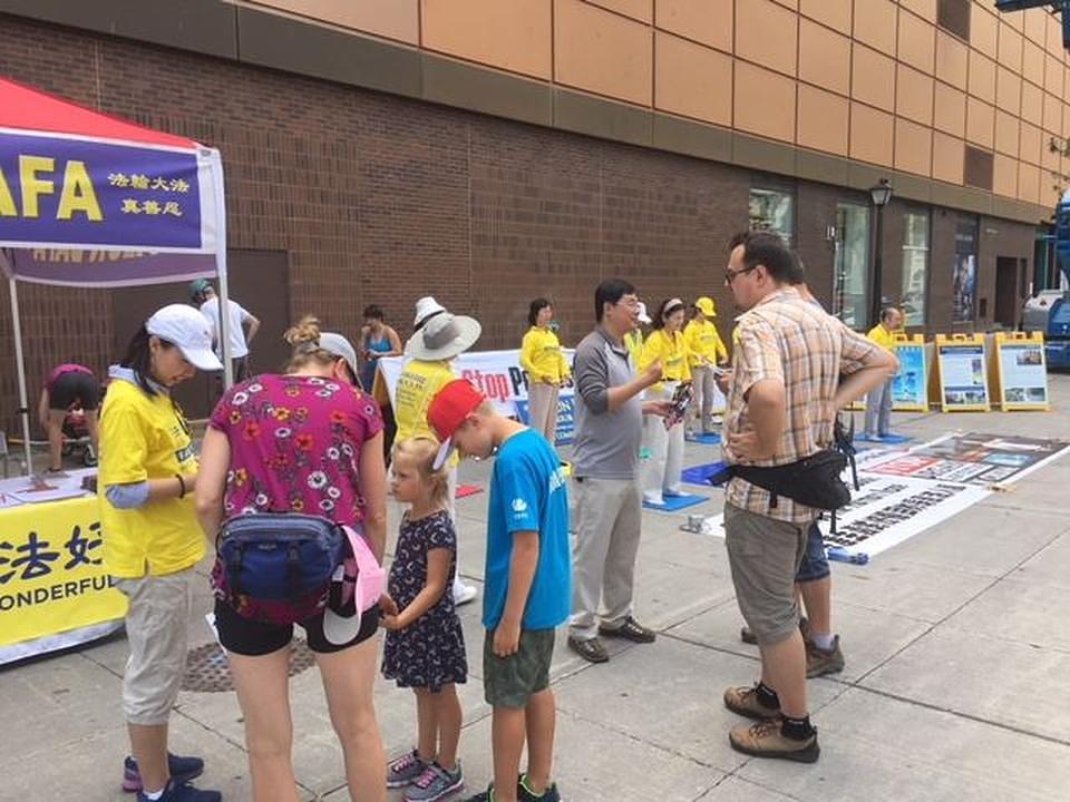 Pješaci u Ottawi 21. jula 2018. dobivaju informacije o Falun Gongu
 