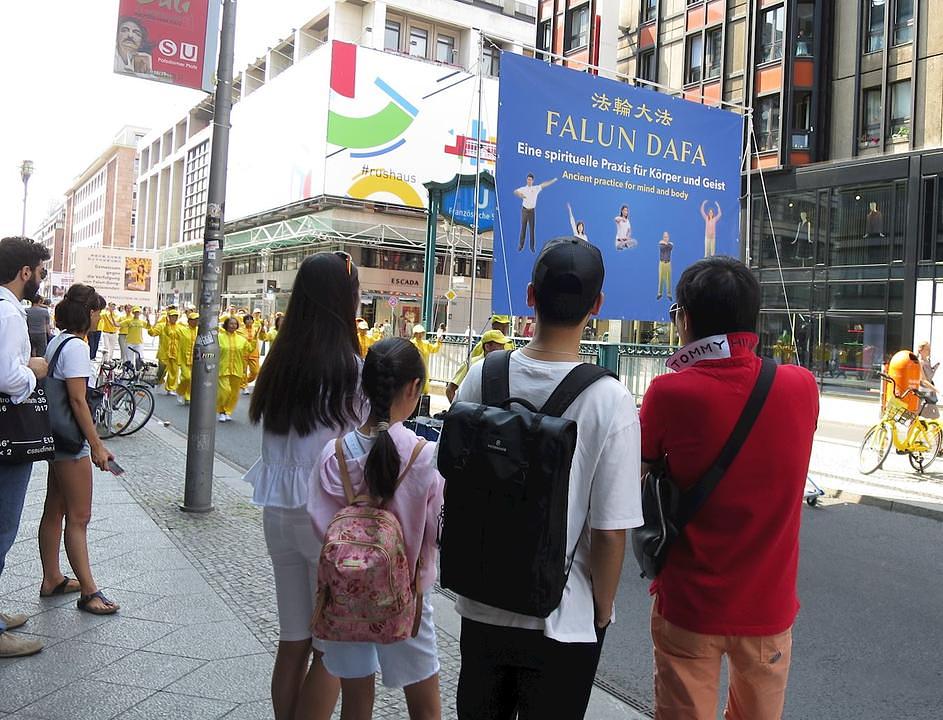 Kineska porodica gleda paradu
