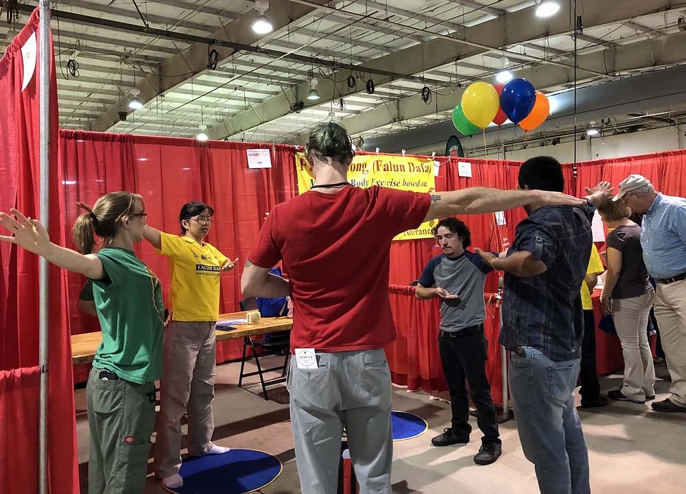Posjetioci uče Falun Gong vježbe na sajmu „Wellness & Safety“ 2018. u američkoj državi Sjeverna Karolina. 