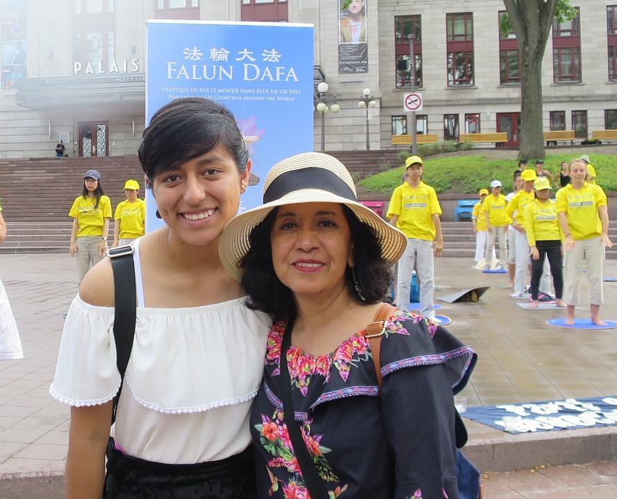 Santos Diya (desno) visoko je pohvalila miroljubivi otpor Falun Gonga 