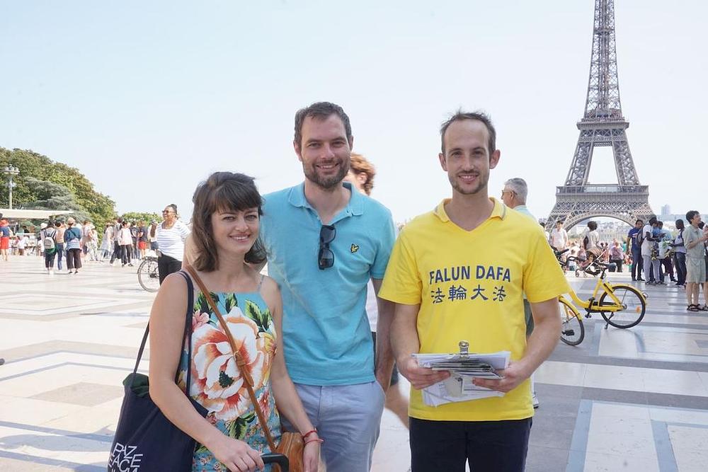 Piter i Caroline, bračni par iz Italije, su potpisali peticiju podrške Falun Gongu.