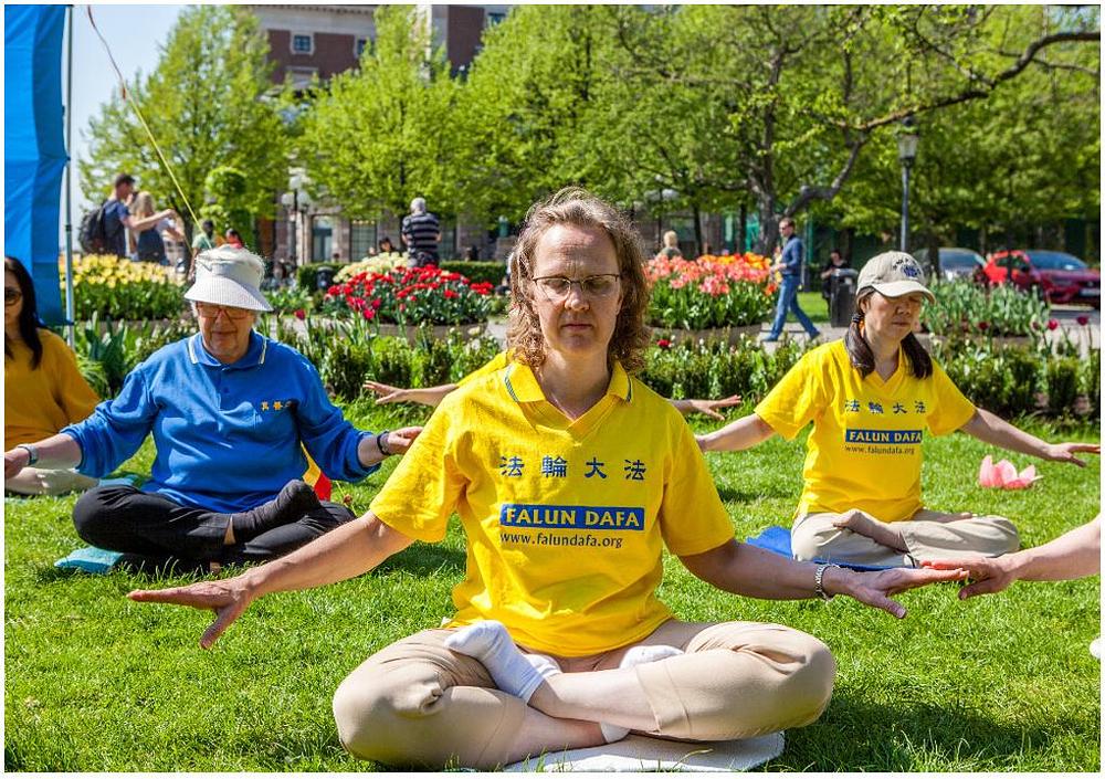 Anne na proslavi Svjetskog Falun Dafa dana u Stockholmu