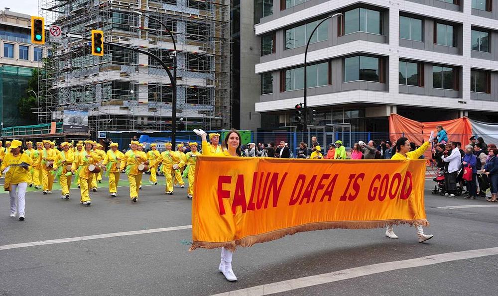 Praktikanti Falun Gonga na paradi 