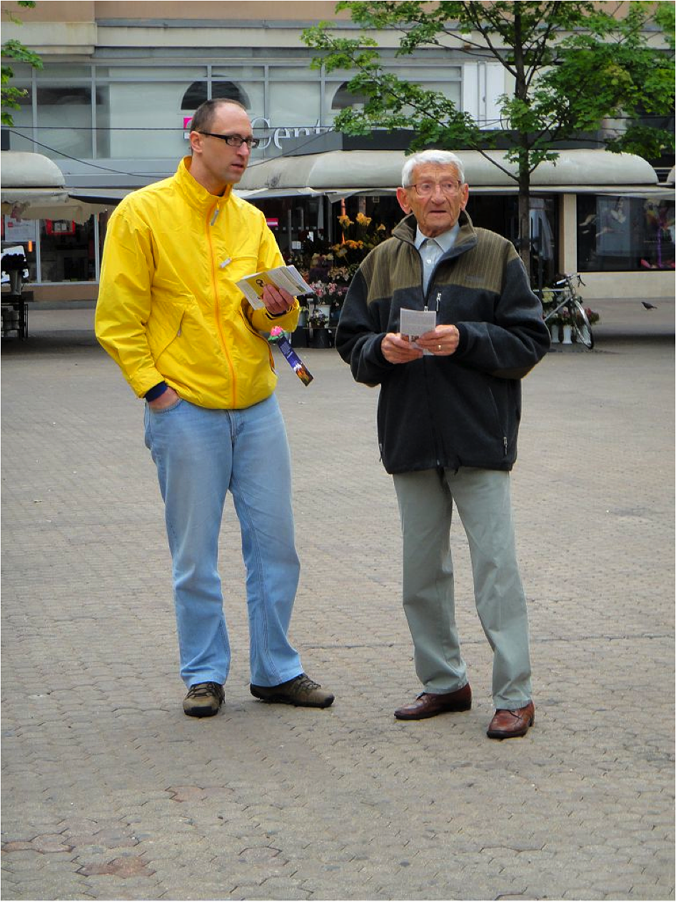 Praktikant razgovara s jednim prolaznikom o prirodi prakse i progonu u Kini