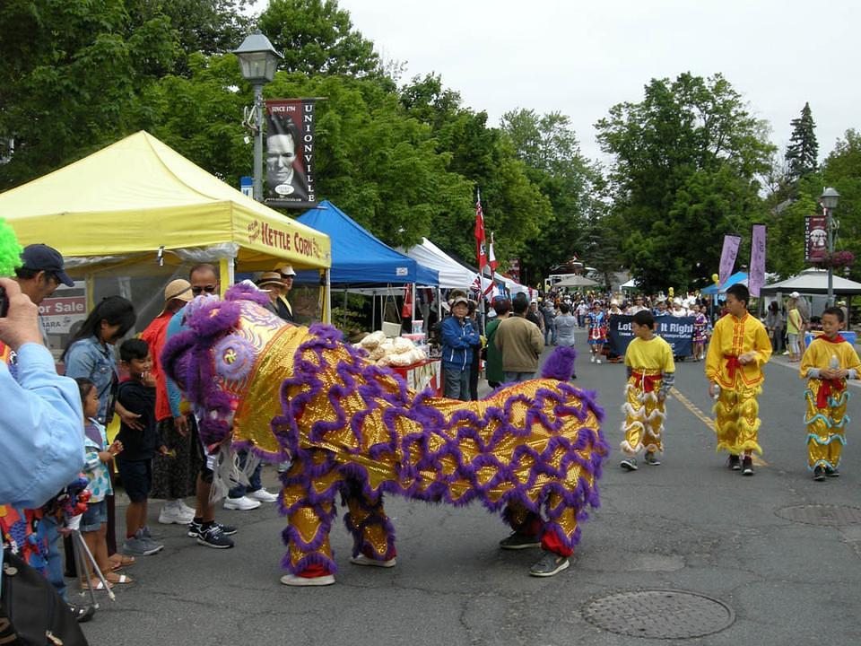 Falun Gong praktikanti učestvuju na paradi na Unionville festivala u Markhamu.