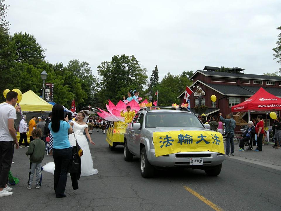 Chrystal (u vjenčanici) iz Kine je rekla: "Falun Gong je miran i harmoničan." Sviđa mi se i njihov pokretni splav!"