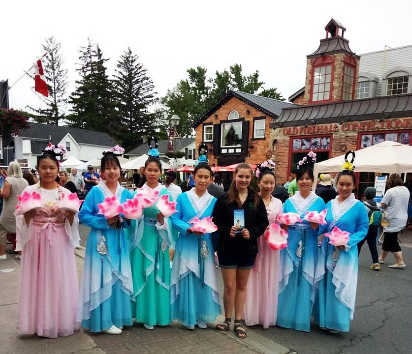 Mlada djevojka koja je gledala paradu je htjela snimiti fotografiju sa mladim praktikantima u tradicionalnoj kineskoj haljini. 