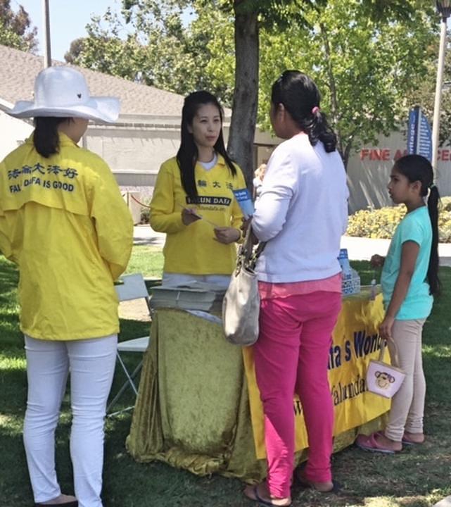 Upoznavanje posjetilaca sa Falun Gongom 