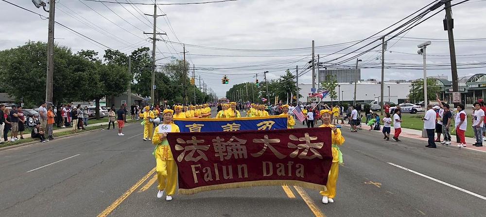  Falun Gong praktikanti učestvuju na 52. paradni 