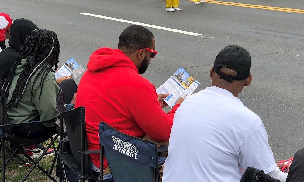 Gledaoci čitaju Falun Gong letke
 
