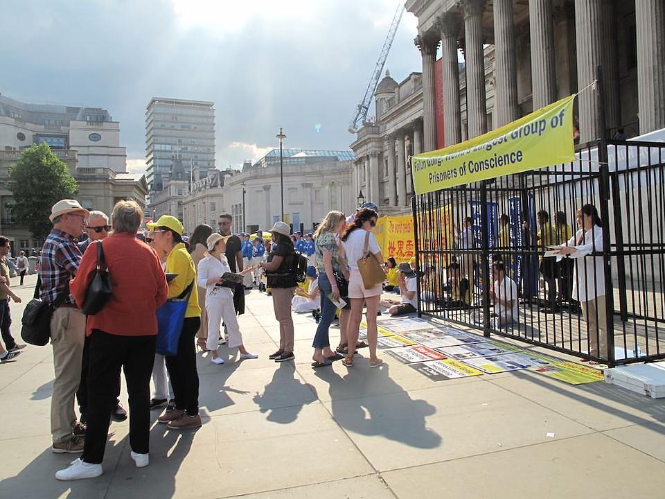 Falun Dafa praktikanti  na trgu Trafalgar u poslijepodnevnim satima 3. juna 2018.  