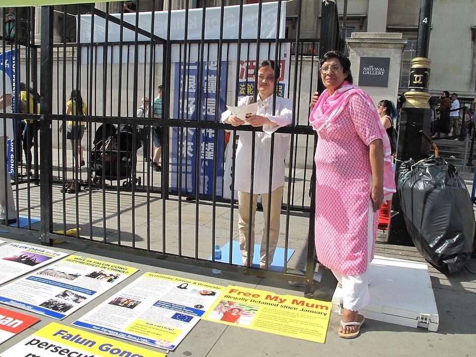 Jasvir Kaur Chohan stoji sa praktikantom Falun Gonga 