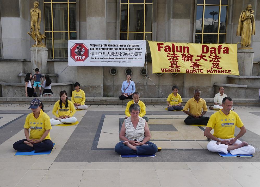 Demonstracija izvođenja vježbi u blizini Eiffelovog tornja.