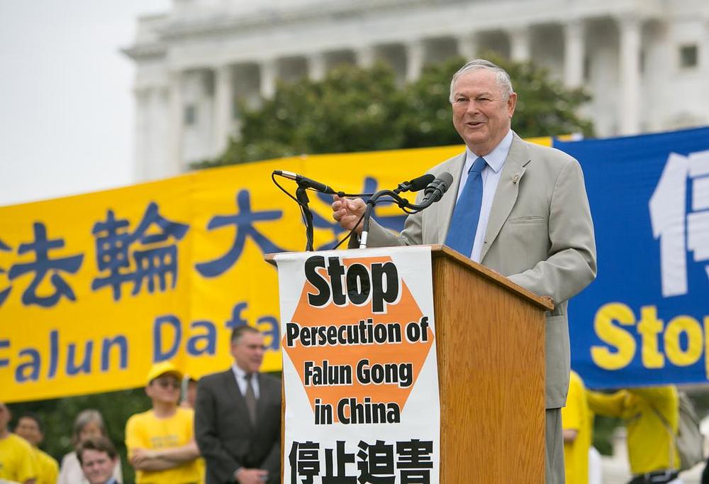 Kongresmen Dana Rohrabaher (CA) se obratio praktikantima sa srdačnim komentarom. Rekao je da ne bi bio dugogodišnji pristalica Falun Gonga samo zbog prava ljudi da izraze svoje mišljenje, već se on poistovjećuje sa osnovnim principima Falun Gonga. "Ponosan sam što sam danas i uvijek uz vas", rekao je.