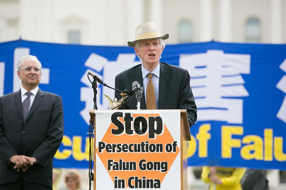 David Kilgour, bivši član Kanadskog parlamenta i diplomat, ukratko je saopštio dokaze o prisilnom otklanjanju organa od zatvorenika savjesti u Kini.