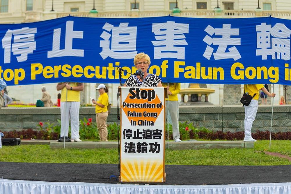 Gayle Manchin, potpredsjednica Komisije Sjedinjenih Američkih Država za međunarodnu religioznu slobodu (USURG), je rekla: "Kada kineske vlasti uznemiravaju praktikante Falun Gonga, kada ih pritvaraju, muče, seksualno zlostavljaju, eksperimentišu na njima i prisilno oduzimaju njihove organe, njihove brutalne radnje ne samo da krše bezbrojne međunarodne standarde ljudskih prava i šireg međunarodnog poretka zasnovanog na zakonima, već uništavaju same temelje čovječanstva, jer podsjetimo se da sloboda vjeroispovijesti ili uvjerenja nije pravo koje nam daje vlada, već je to univerzalno pravo koje je svima na raspolaganju. Na nama je da nikada ne dopustimo Kini da zaboravi, da im damo do znanja da mi gledamo i da se solidarišemo sa Falun Gongom, ne samo u Kini, već širom svijeta.“