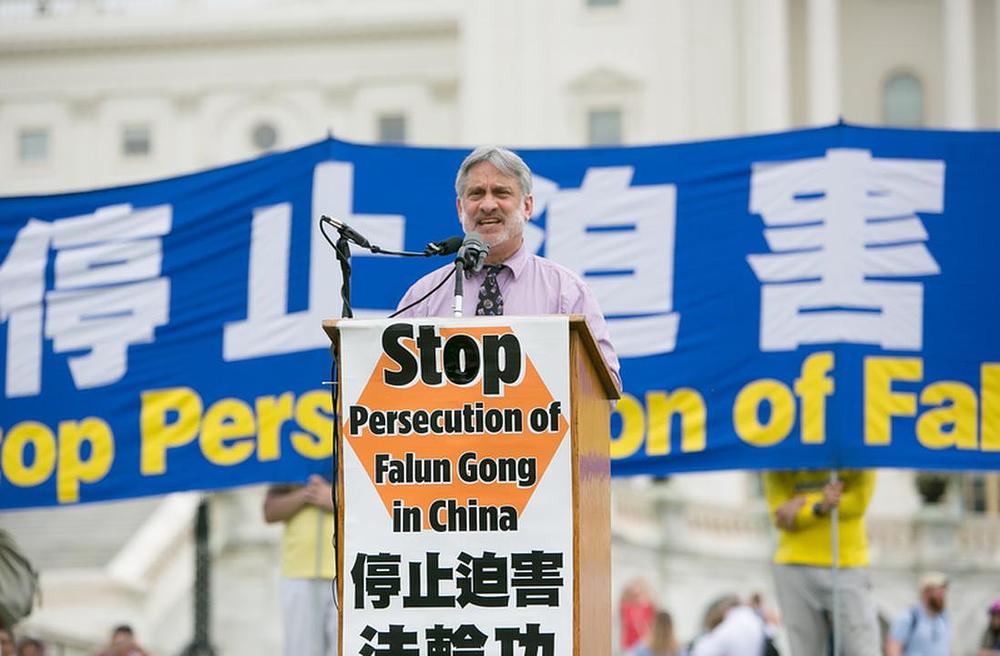 Robert Herman iz Freedom House je izjavio: "Da budemo jasni, ove akcije krše međunarodne norme i standarde i jednostavnu ljudsku pristojnost. Kinesko rukovodstvo mora biti pozvano na odgovornost. Demokratske vlade i multilateralne institucije sa mandatom da unaprijede demokratiju i ljudska prava su saučesnici ako ne dignu glas. Njihova tišina i neaktivnost utiču na ponašanje Kine i u Pekingu će gledati na to kao na nedostatak političke volje da se suprotstavimo rastućoj globalnoj moći Kine.“
