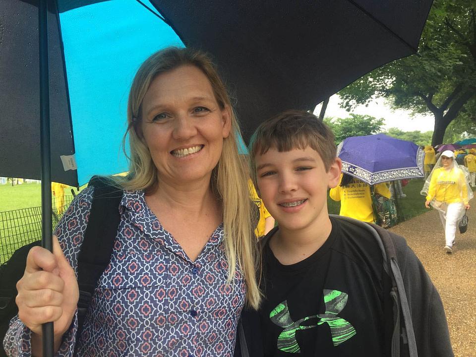 Wendy Peer i njen sin su na skupu saznali za Falun Gong 