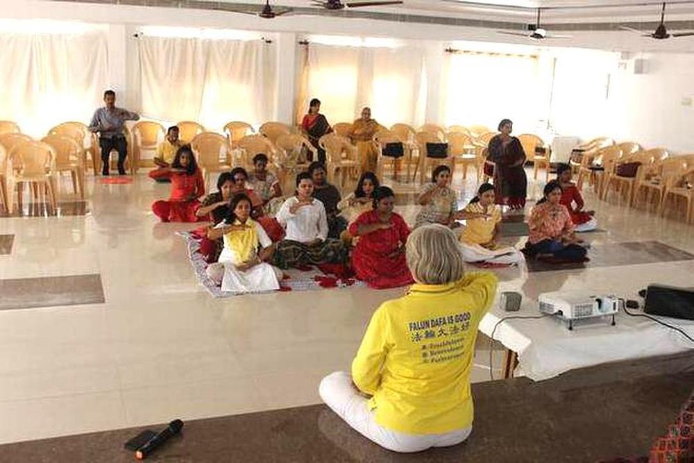Stanovnici Maduraija uče petu Falun Dafa vježbu na nedavno održanoj radionici 
