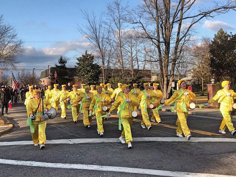 Nastup dobošarske Falun Gong grupe na Božićnoj paradi u Riverheadu 8. decembra 2018.