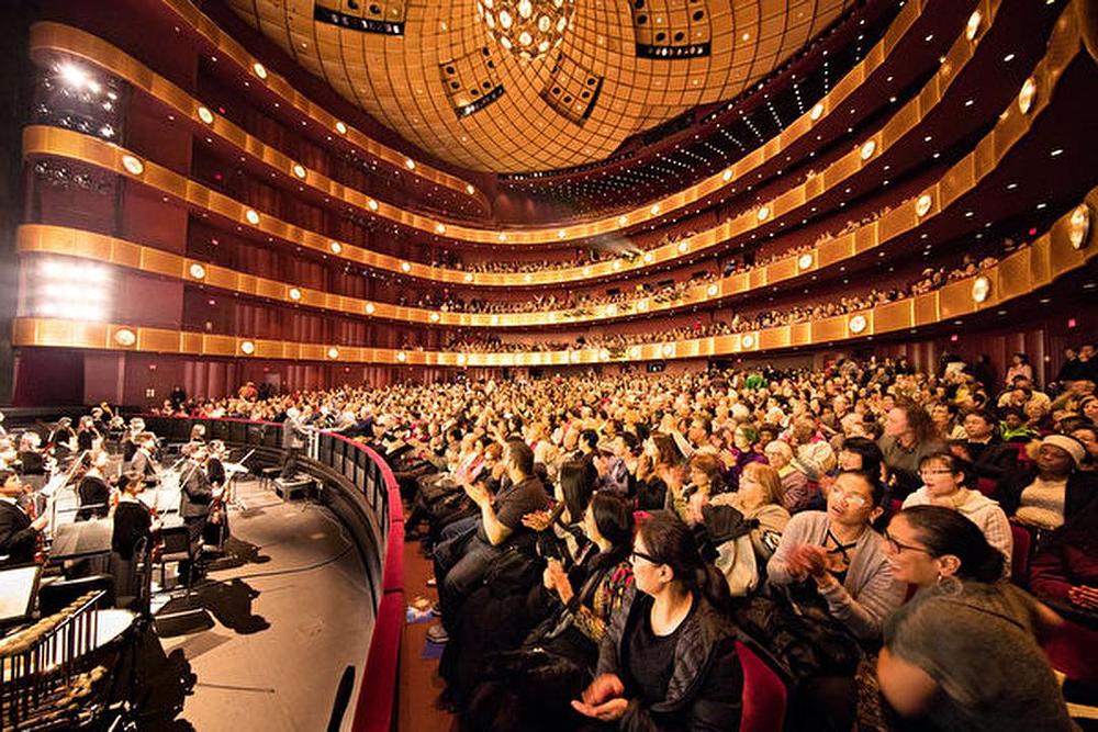  Shen Yun nastupa pred punom salom u Lincoln Centru u New Yorku, 11. januara 2018. godine.
 