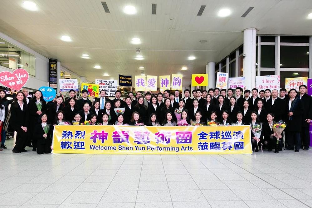 Kompanija Shen Yun International je stigla u London 7. januara 2019. godine u sklopu svoje evropske turneje koja je počela 8. januara predstavom u Wokingu u Velikoj Britanijji. Lokalni su ljubitelji dočekali izvođače na aerodromu s cvijećem i pozdravnim transparentima.