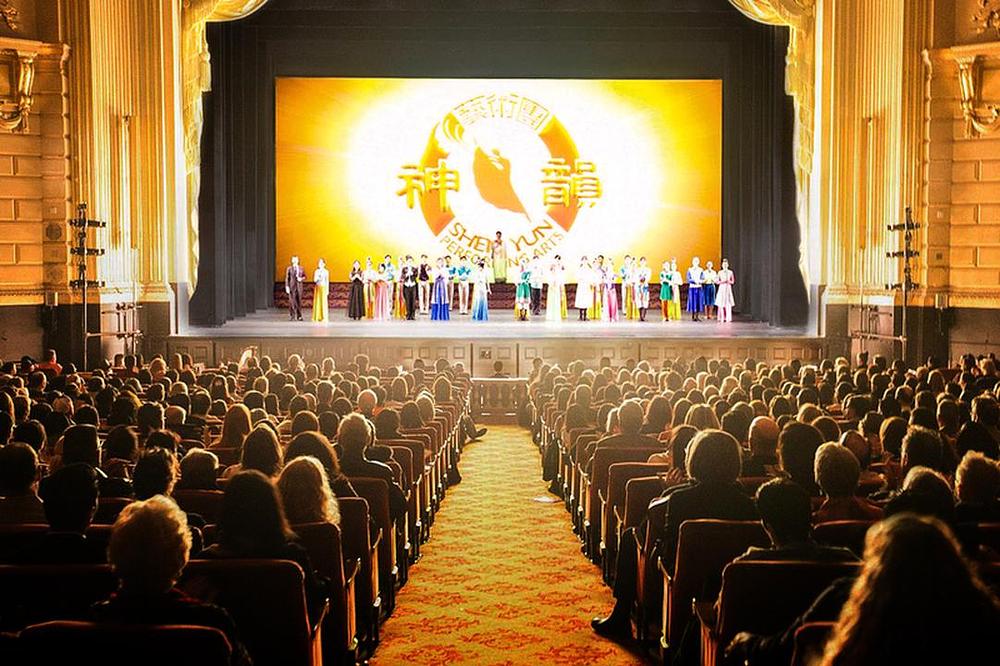 Poziv izvođačima kompanije Shen Yun iz New Yorka da izađu pred pozorišnu zavjesu na svom nastupu u dvorani Operne kuće War Memorial Opera House u San Franciscu 1. januara 2019. godine.
