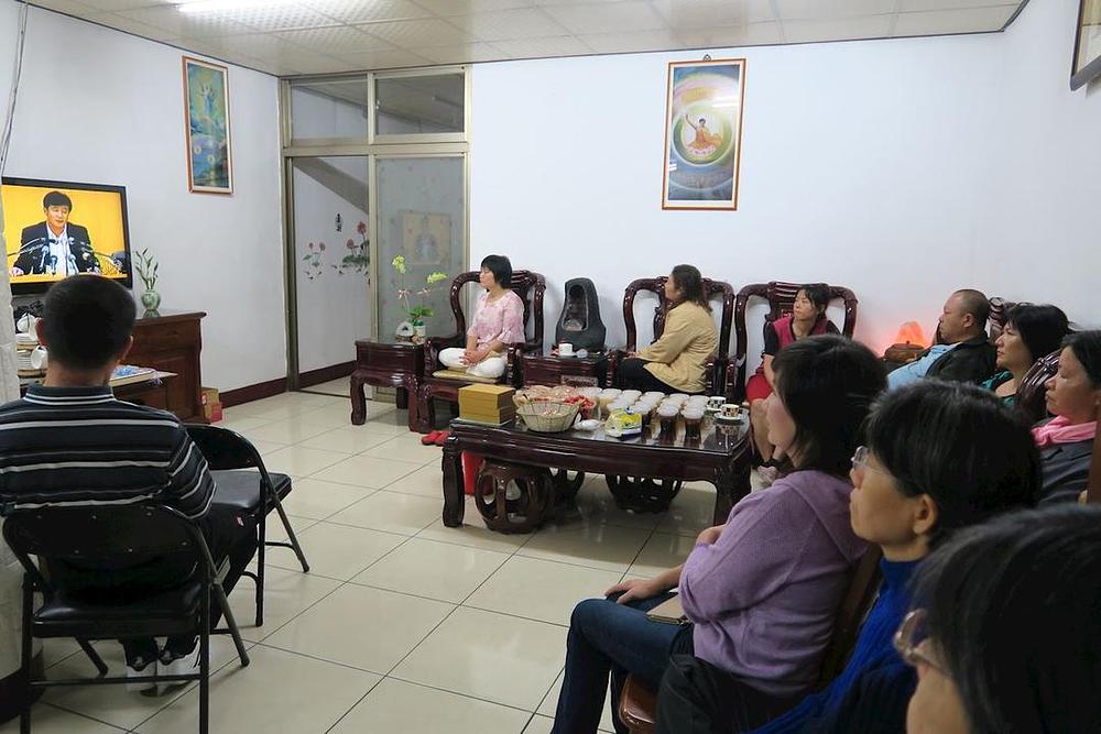 Novi praktikanti gledaju devetodnevna Falun Dafa video predavanja u Taichungu na Taiwanu.
