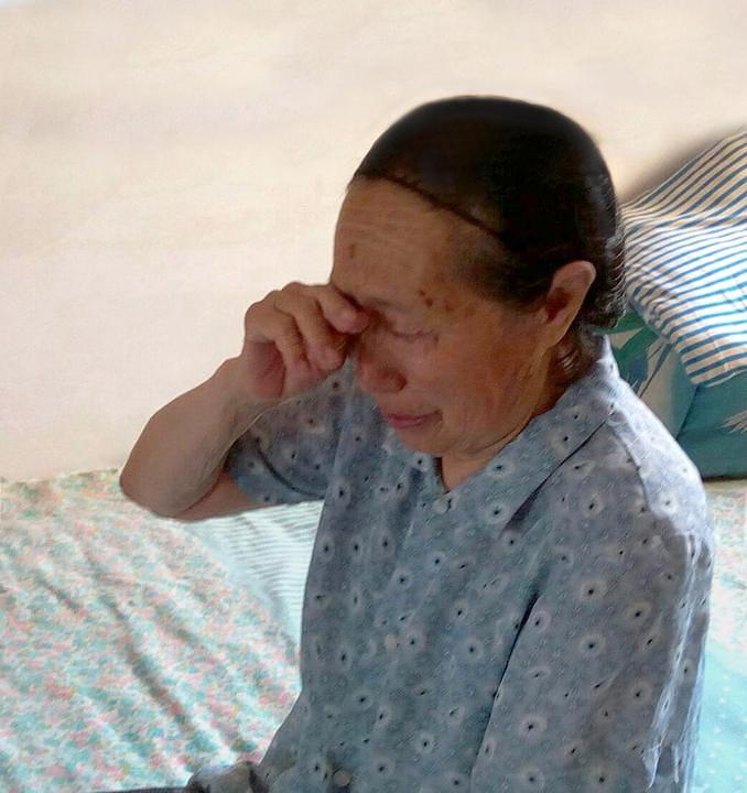  Osamdesetosmogodišnja baka gđe Wang, gđa Xia Deyun, bila je traumatizovana i hospitalizovana nakon hapšenja njene unuke 