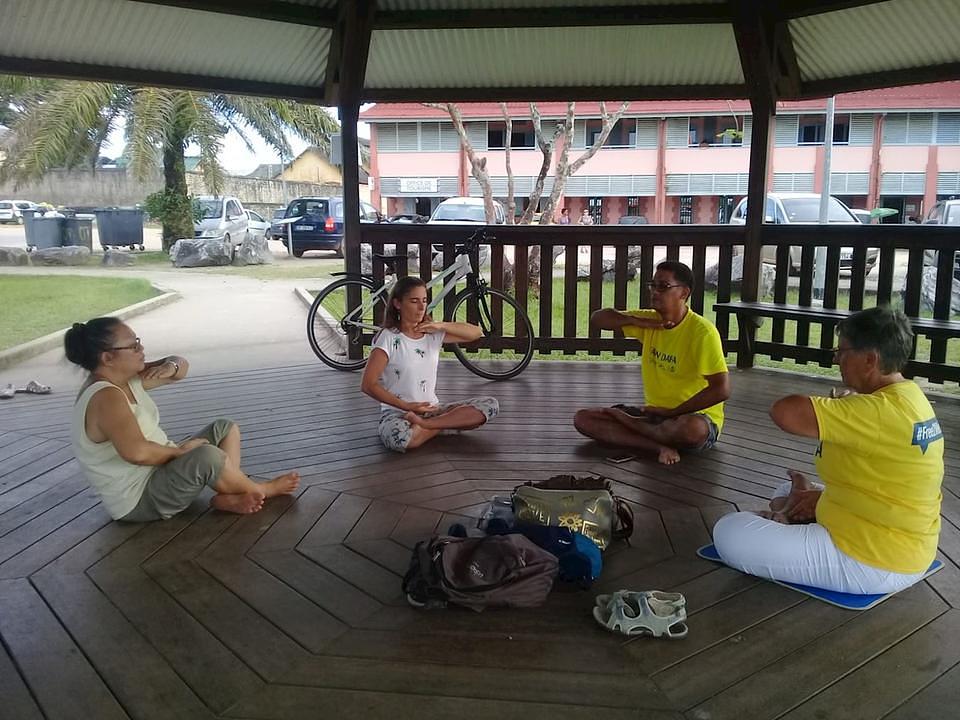 Turisti uče Falun Dafa vježbe u Saint Laurent du Maroni 