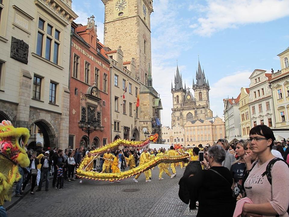 Gledaoci posmatraju paradu u starom dijela Praga 