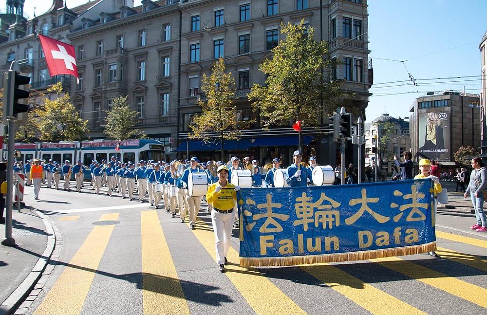 Parada praktikanata Falun Gonga u Cirihu.