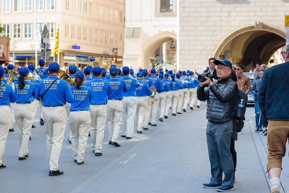 Za vrijeme marša Falun Gong praktikanata kroz centar Minhena, među gledaocima su bili i turisti iz Kine.