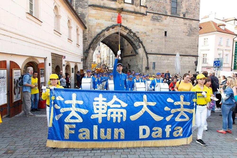 Falun Gong praktikanti u praškom starom gradu