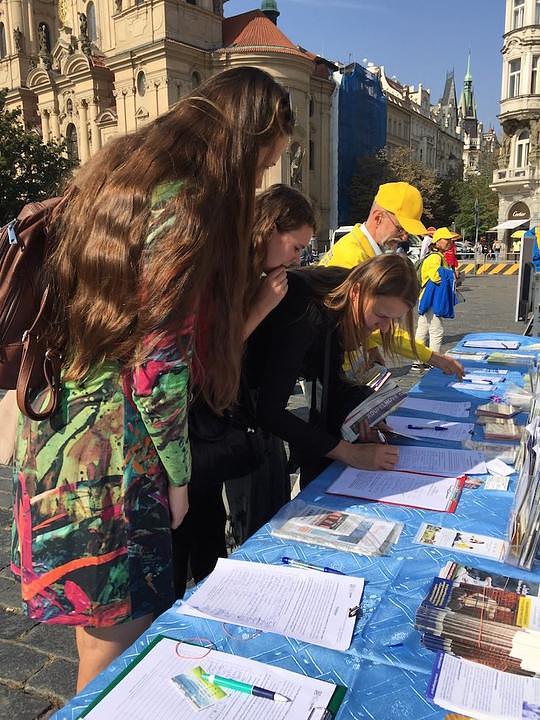 Prolaznici potpisuju peticiju za prestanak progona Falun Gong praktikanata u Kini