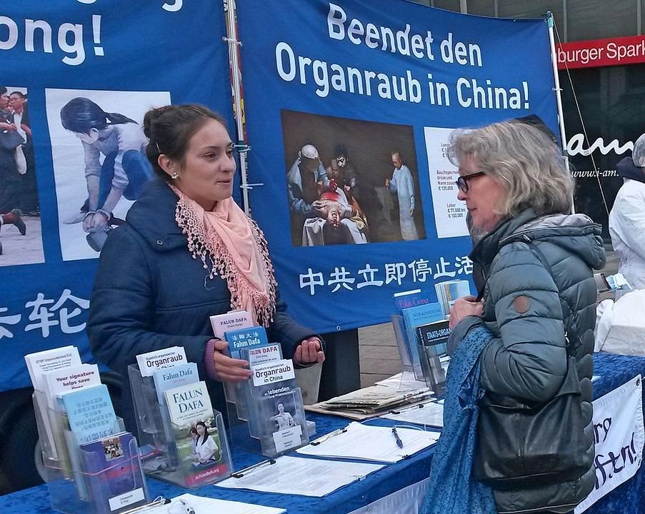 Prolaznici se informiraju o Falun Dafa i progonu u Kini
