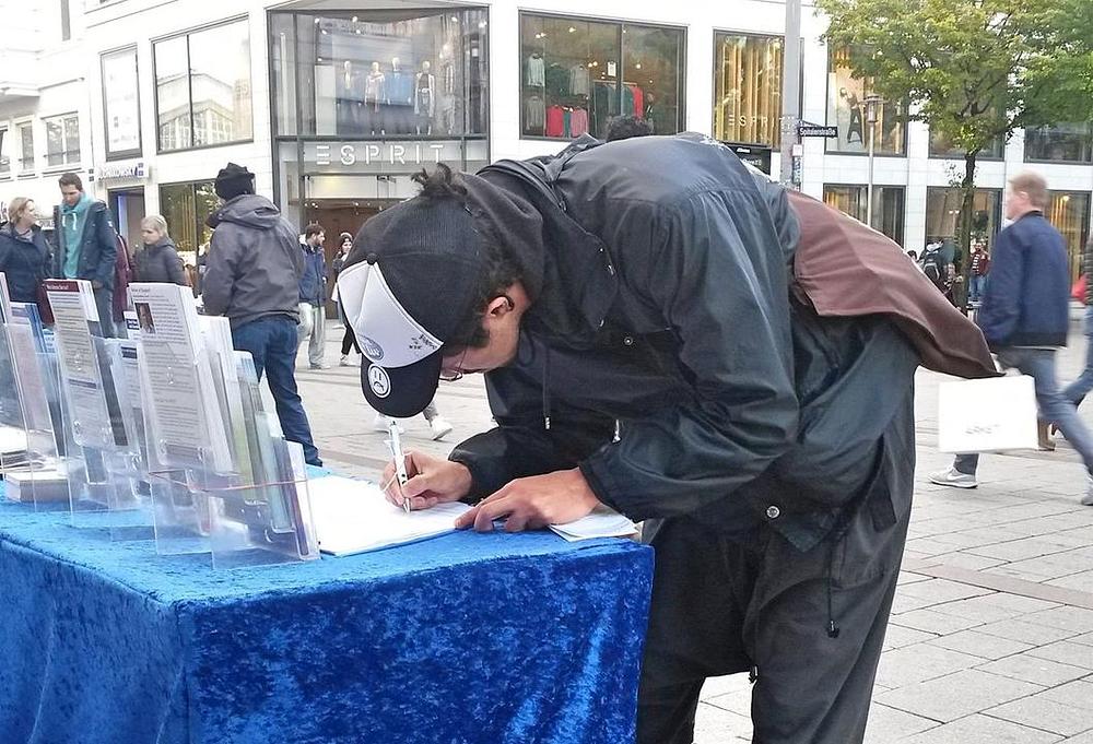 Potpisivanje peticije koja poziva na prekid progona Falun Gonga u Kini 