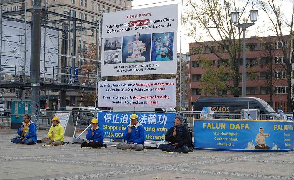 Praktikanti Falun Gonga su imali aktivnosti tokom 27. godišnje konferencije Nemačkog udruženja za transplantaciju