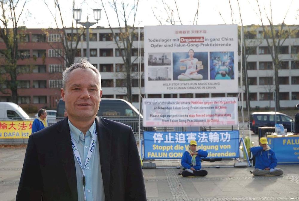 Alexandar Hessel želi da pomogne praktikantima Falun Gonga.