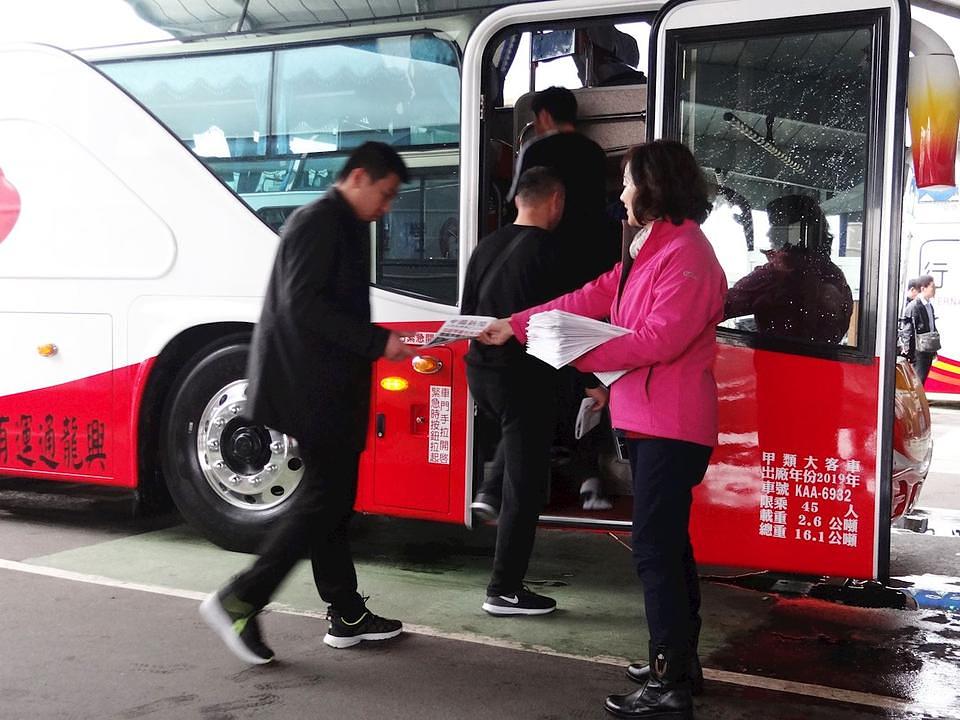 Praktikanti distribuiraju informacije o Falun Gongu kineskim turistima na Međunarodnom aerodromu Taoyuan.