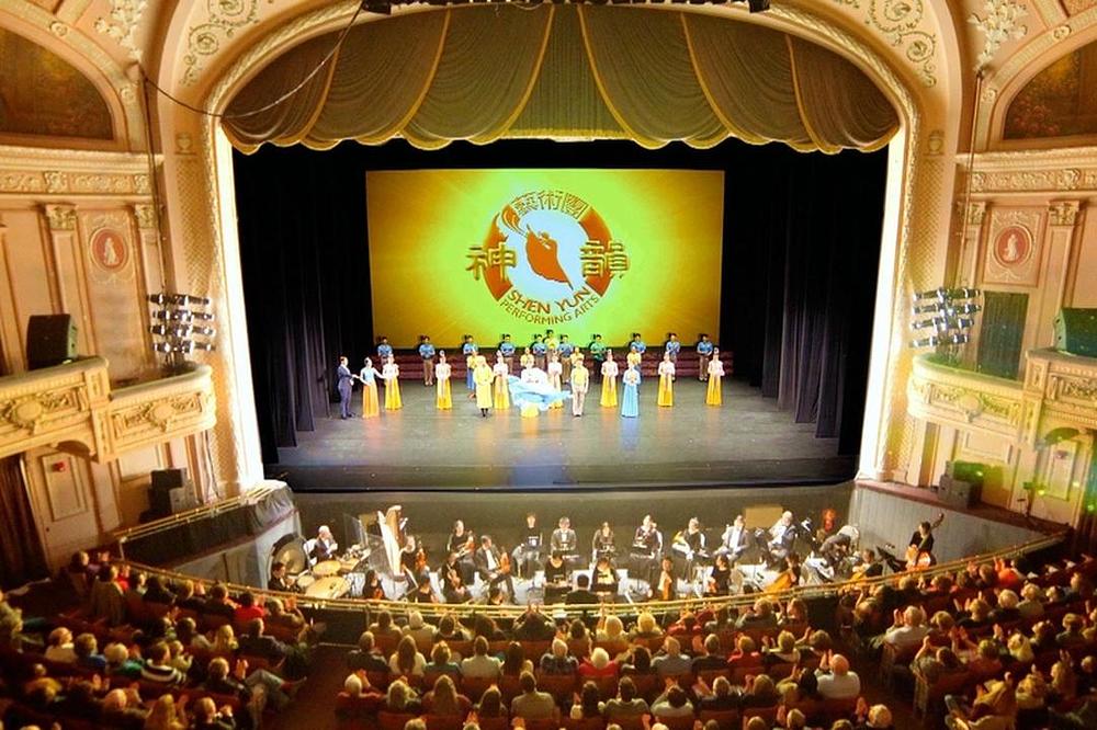 Shen Yun Touring Company u Merriam Theater u Philadelphiji gdje su  izveli ukupno dvadeset pet rasprodanih predstava pred domaćim pozorišnim posjetiocima od 8. februara do 3. marta. 