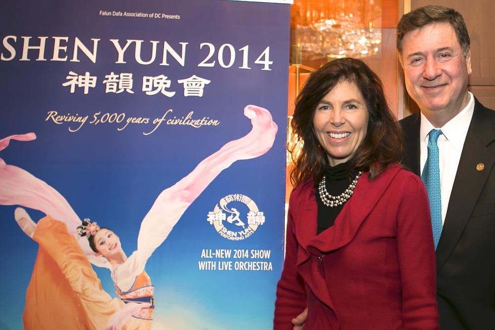 Gđa. Susan Brown Allen i njen muž, g. George Allen, bili su inspirirani Shen Yunom u opernom domu Kennedyjevog centra 22. siječnja
