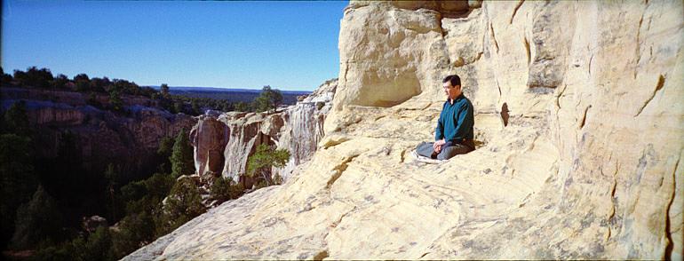 Učitelj Li mirno promatra svijet usred planina nakon što je napustio New York 20. srpnja 1999. (Fotografija objavljena 19. siječnja 2000.)