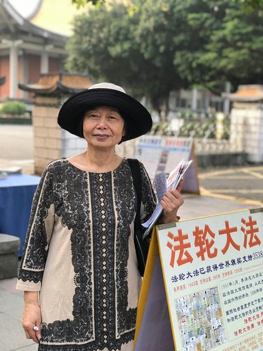 Gđa Chen Yuting prakticira od 1997. godine i od iskusila je brojne dobrobiti za zdravlje i duh. Ona svakodnevno dolazi u park i razgovara s kineskim turistima. 